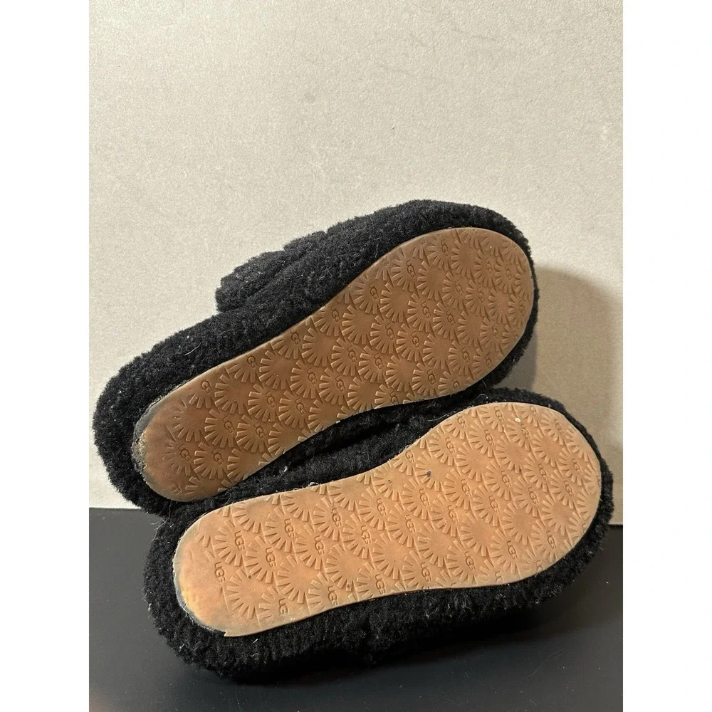 Ugg‎ Fluffy Slides Size 3